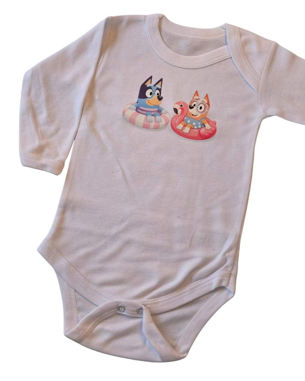 Body Bebé Bluey blanco - Bluey y Bingo en flotadores estampado grande