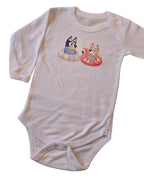 Body Bebé Bluey blanco - Bluey y Bingo en flotadores estampado grande