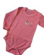 Body Bebé Bluey rosado - Bluey y Bingo en flotadores estampado al pecho