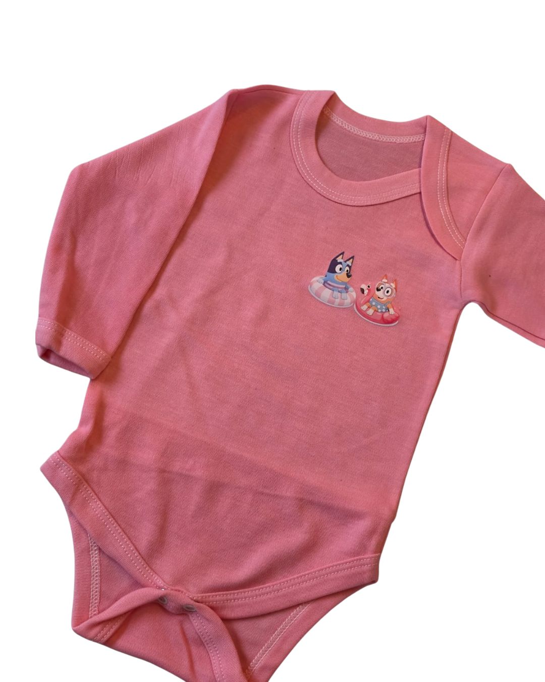 Body Bebé Bluey rosado - Bluey y Bingo en flotadores estampado al pecho